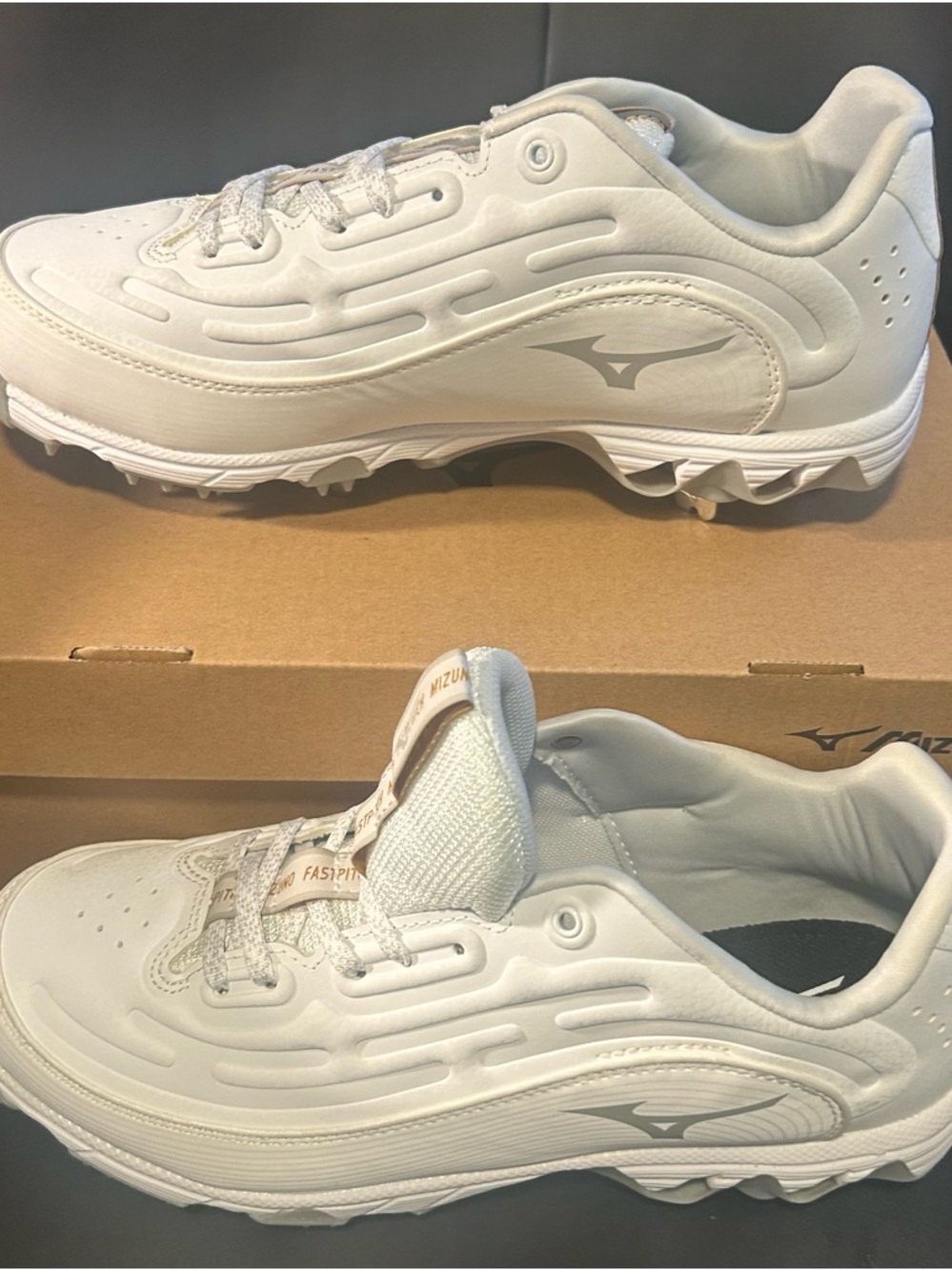 Mizuno White Athletic Cleats with Subtle Silver Logo